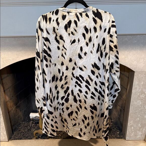 Chico's Black, Tan and White Patterned Asymmetrical Tunic Blouse Size Large - Picture 5 of 5